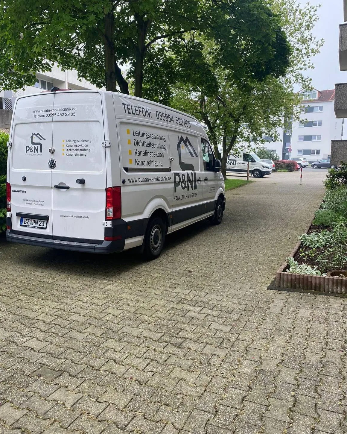 Transporter der P&N Kanaltechnik GmbH in einer Wohnanlage
