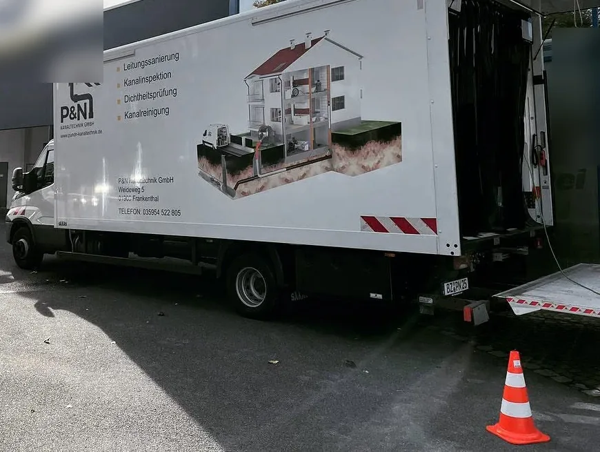 Geöffneter Laderaum eines P&N-Fahrzeugs mit Geräten für Prüfung und Sanierung von Abwasserleitungen