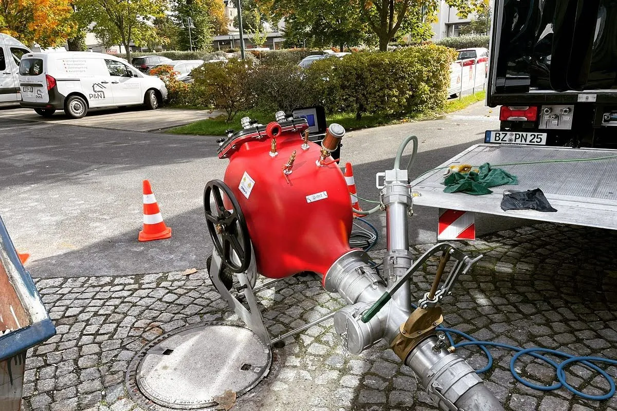 Geöffneter Schacht im Kopfsteinpflaster mit Einbautechnik von P&N für einen Schlauchliner